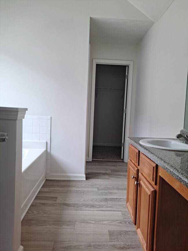Foto del edificio - 5646 One Lake Way