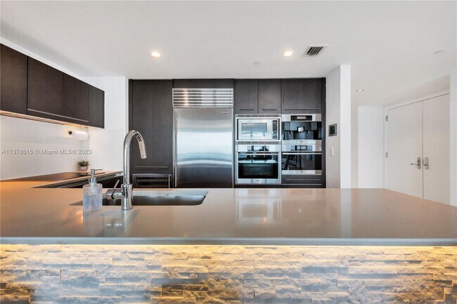 Building Photo - 17001 Collins Ave
