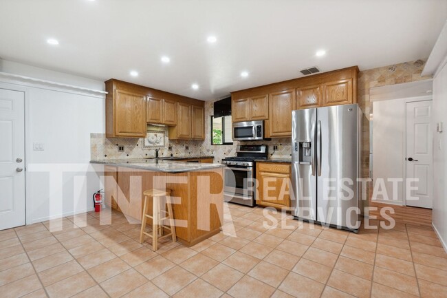Building Photo - 5532 Manzanita Ave