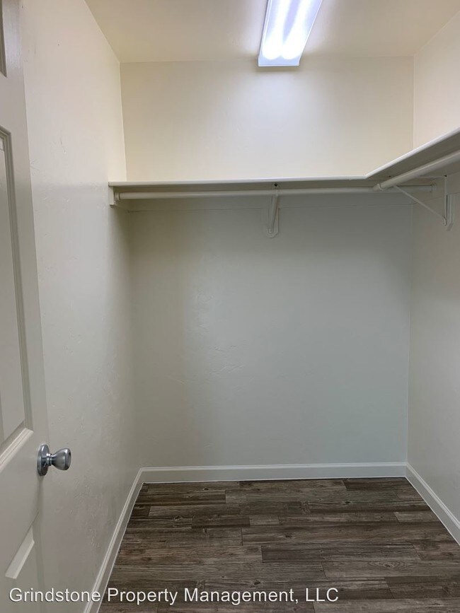 Building Photo - 1 br, 1 bath Apartment - 3700 North Fairview