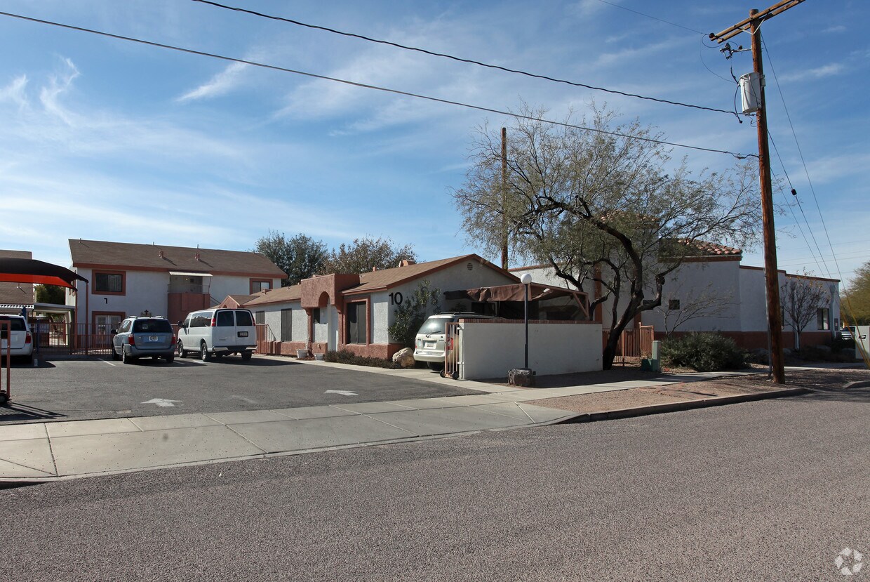 Foto del edificio - 3101-3131 E Adams St