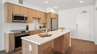 Building Photo - The Deveraux