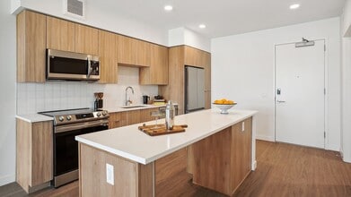 Building Photo - The Deveraux