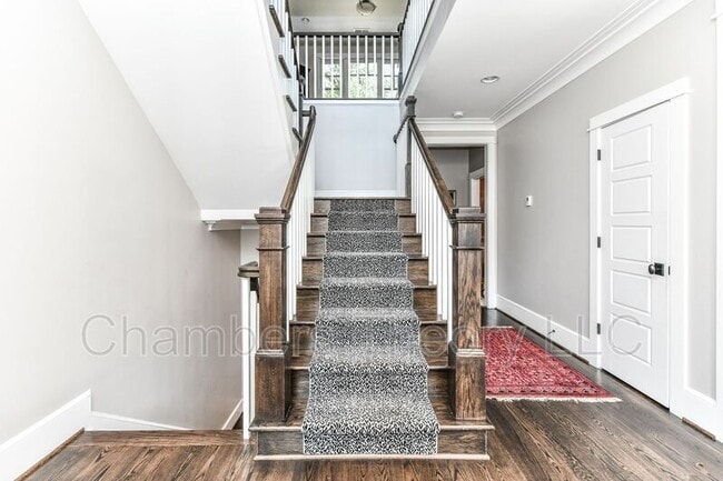 Building Photo - 215 N Van Buren St