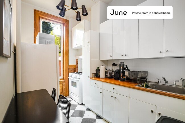 Building Photo - Room in Shared 4 bed/1 bath home in Hell's Kitchen