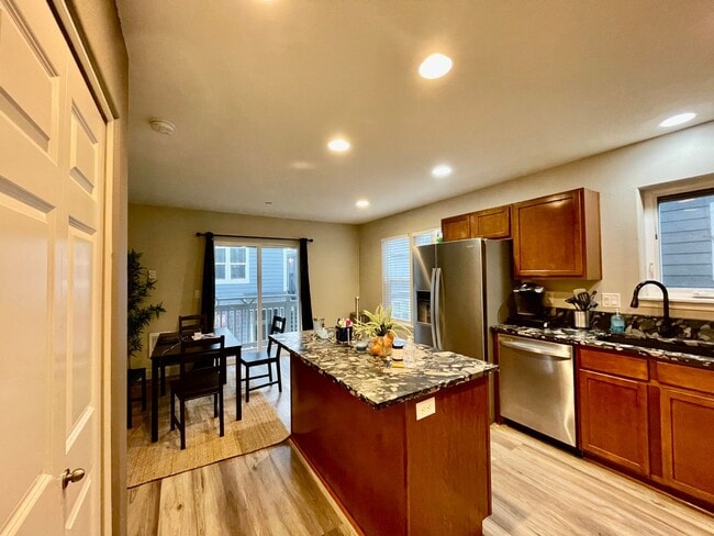 Building Photo - Incredible SE Hazelwood 2 Bedroom 1 Bathro...