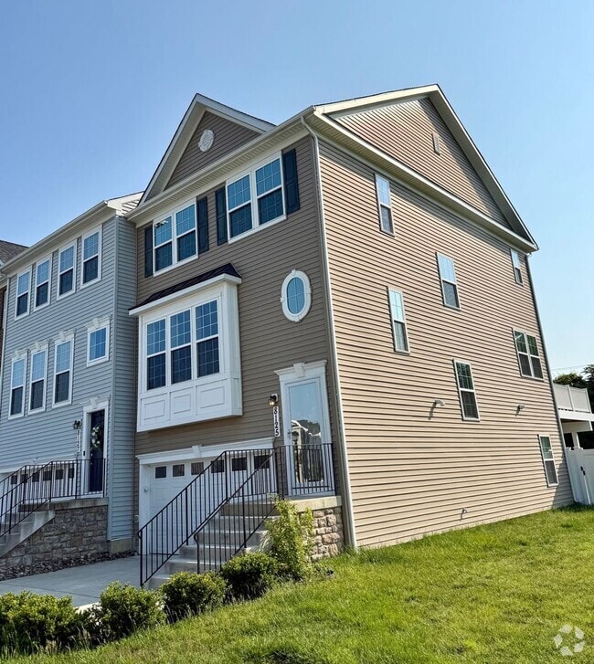 Building Photo - 8125 Villaggio Dr