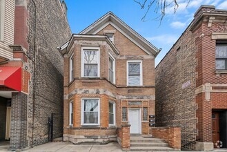 Building Photo - 2420 S Oakley Ave