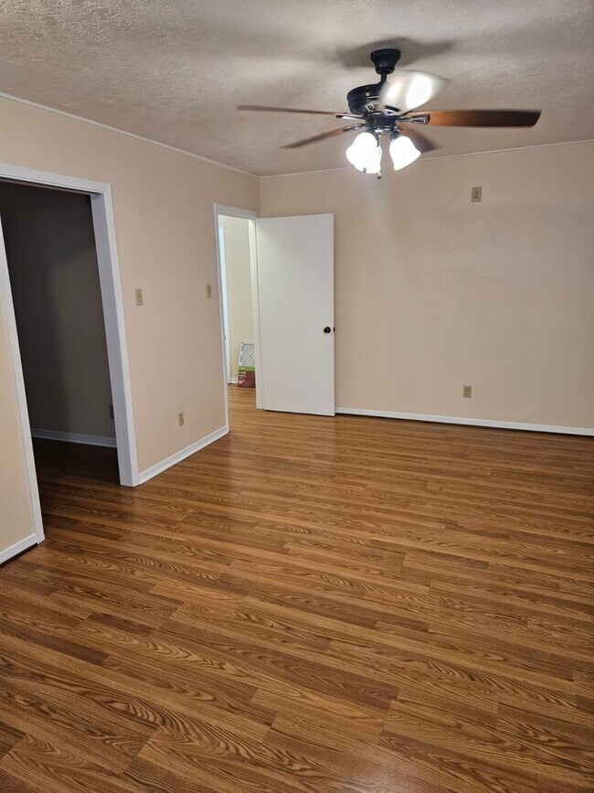 Building Photo - 1585 Auburn Dr