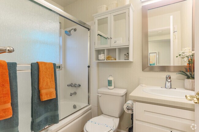 Baño actualizado - Parkwood Apartments