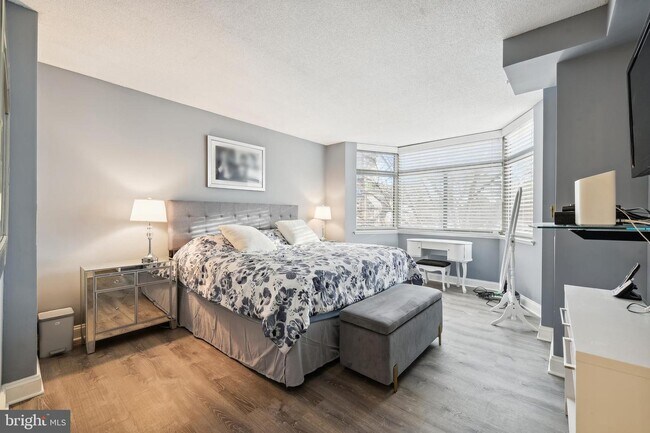 Foto del edificio - 7111 Woodmont Ave
