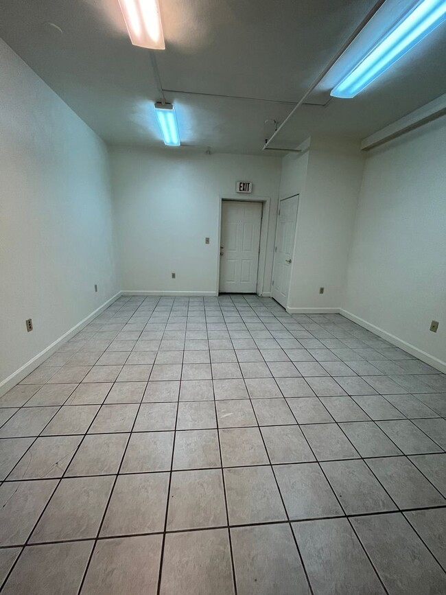 Building Photo - 3 Bedroom 1 Bath One block from Campus!