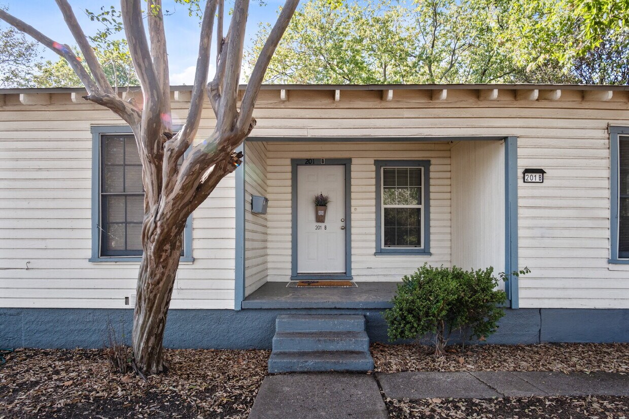 Foto principal - "Charming 2-Bedroom Duplex Retreat on Clou...
