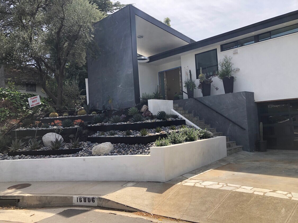 Foto principal - 16806 Mooncrest Dr