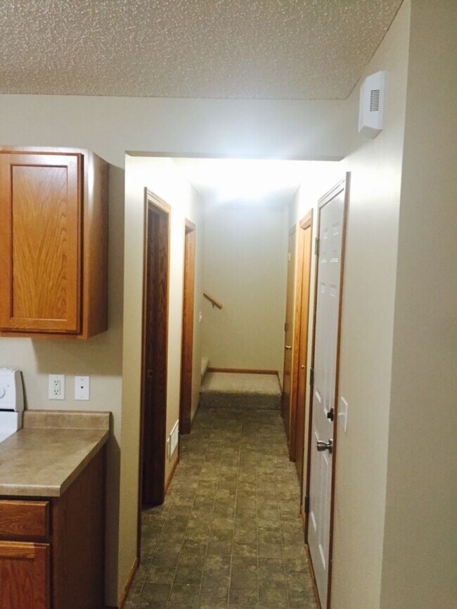 Foto del edificio - Spacious 2 Bedroom Town Home for Rent, Qui...