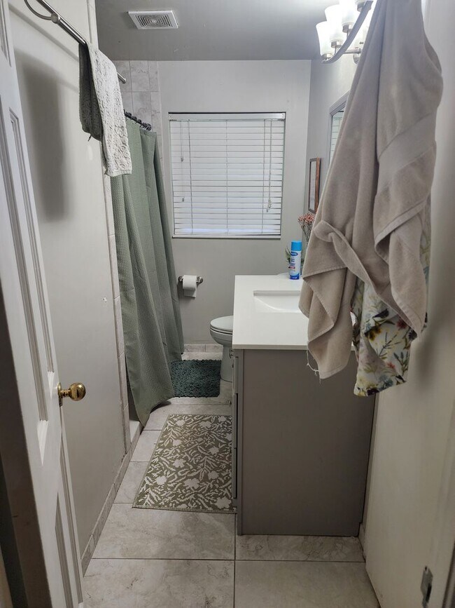 Building Photo - 4 bedroom house available near UF campus