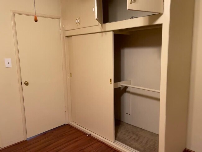 Building Photo - 330 E Fairview Ave