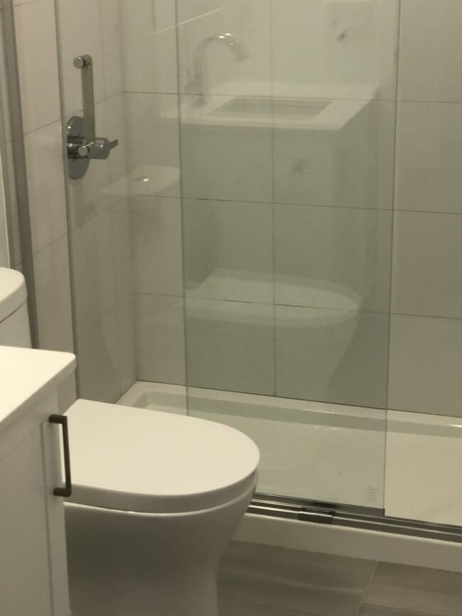 Building Photo - 681-681 Yonge St