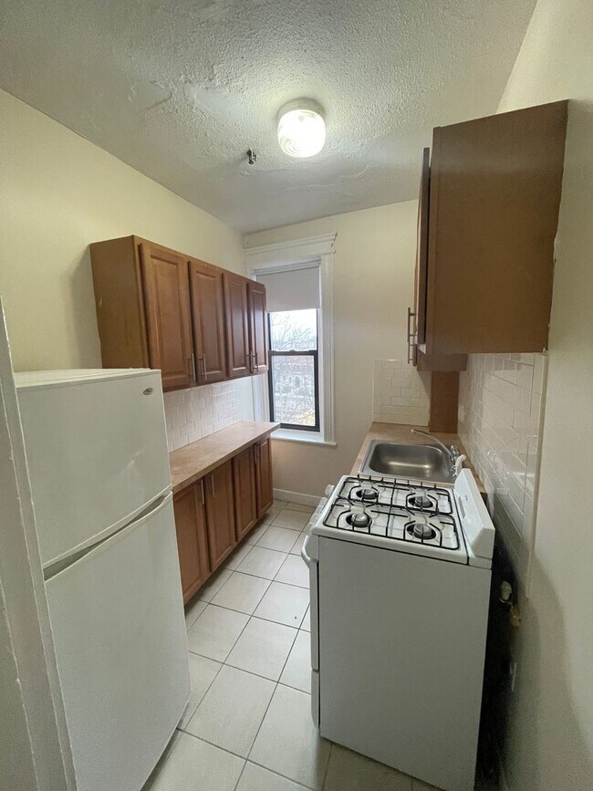 Foto del edificio - FREE MONTH PACKARDS CORNER, Best location in Allston, T stop and Grocery In front, Easy choice an...