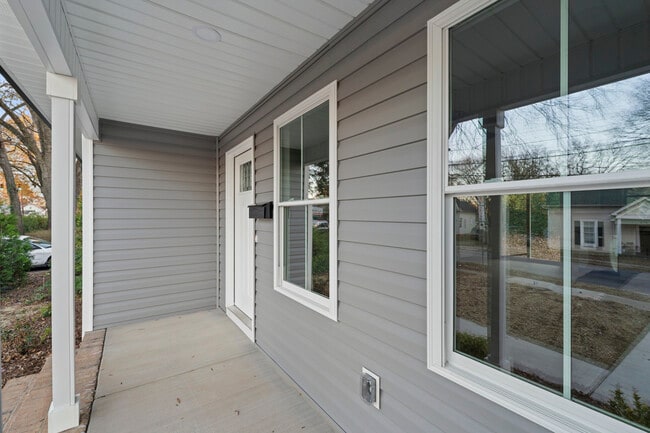 Building Photo - 517 W Cemetery St