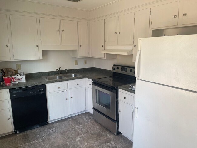 Foto del edificio - Charming Three Bedroom Home in Beacon Hills!