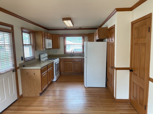 Building Photo - 326 Schryver Ave