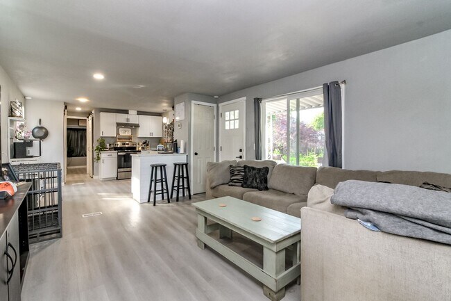 Foto del edificio - Updated 2 bedroom manufactured home on large corner lot