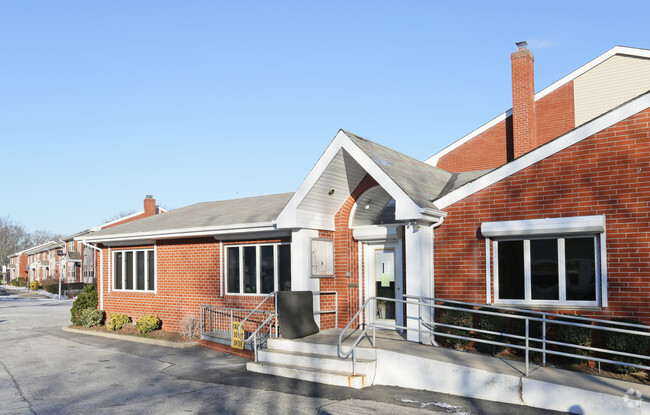 Building Photo - 160 N Centre Ave