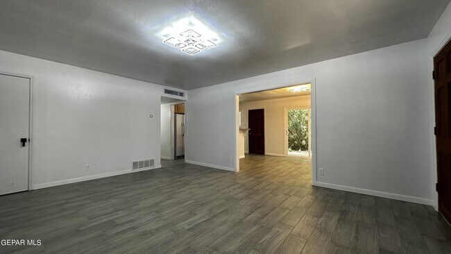 Foto del edificio - 6012 Fiesta Dr