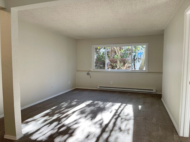 Building Photo - 1 Bed + Den Apartment with/ Utilities Incl...