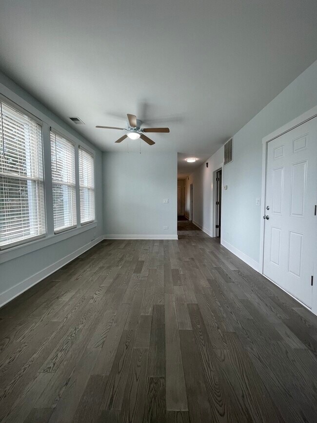 Foto del edificio - 2416 N Springfield Ave
