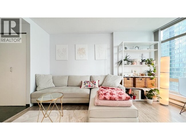 Building Photo - 1288 Alberni St