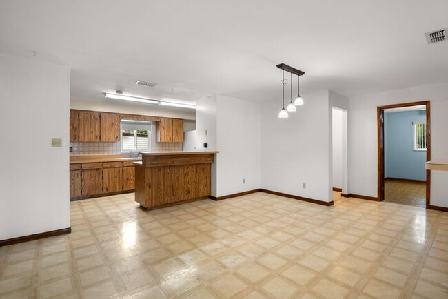 Building Photo - Home For Rent in St Petersburg!