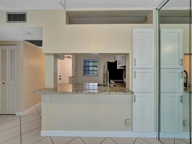 Building Photo - 9420 Poinciana Plz