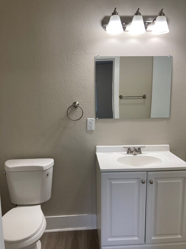 Building Photo - 1 Bedroom Fully Remodeled