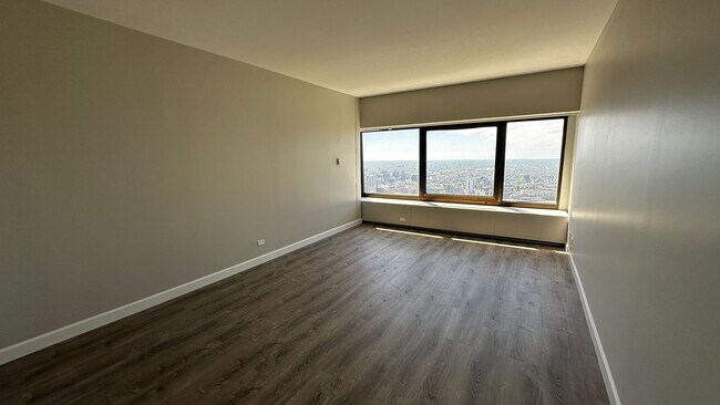Building Photo - 175 E Delaware Pl