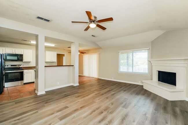 Building Photo - 1001 Springcreek Dr
