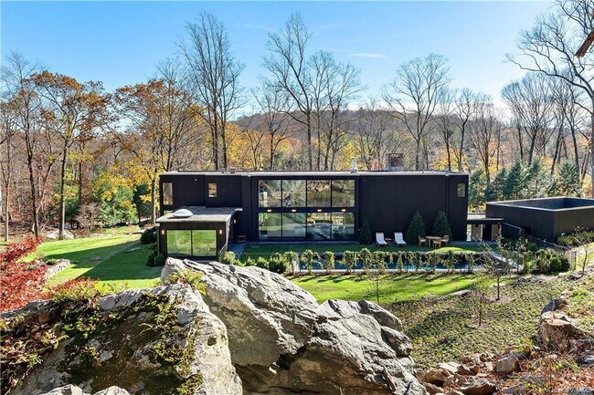 Foto del edificio - 147 Mianus River Rd