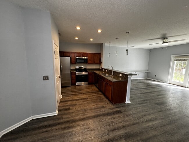 Building Photo - Townhouse for Rent