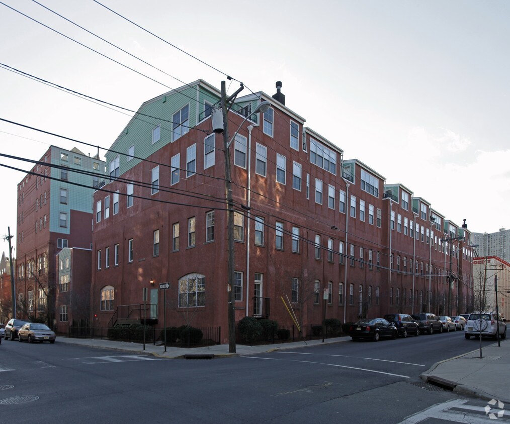 Primary Photo - 1026 Clinton St