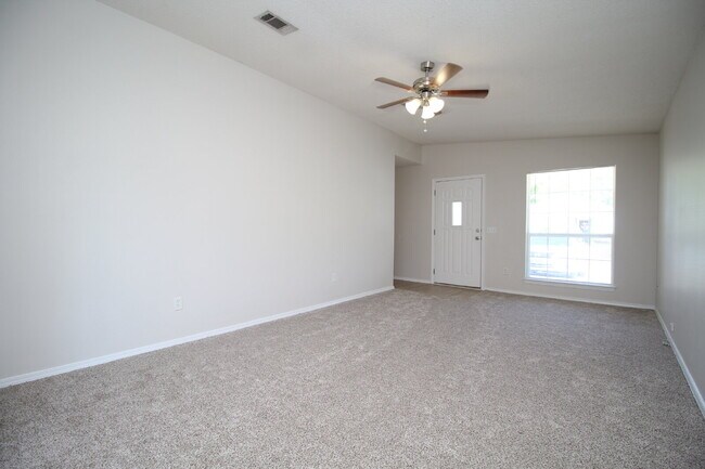 Foto del edificio - Southwest Pensacola Living at Its Best — 3BR Patio Home in Bay Pine Villas with Open Concept Feel...