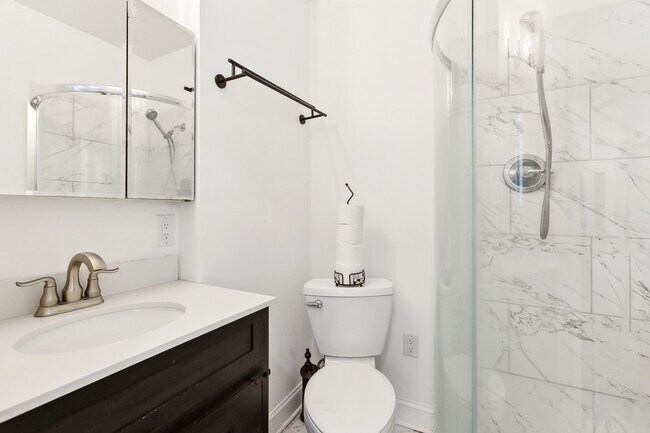 Foto del edificio - FULLY FURNISHED & UTILITIES INCLUDED!