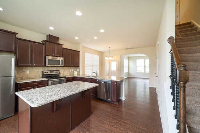 Building Photo - Bright and Sunny 2 Bedroom, 2.5 bath end u...