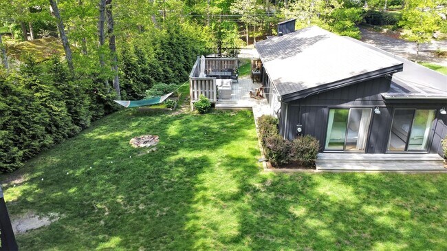 Foto del edificio - 274 Little Fresh Pond Rd