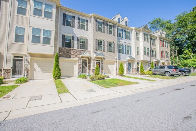 Building Photo - Beautiful 2 BR/3.5 BA Townhome in Severn!
