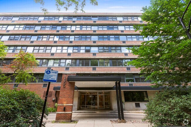 Building Photo - 2300 N Commonwealth Ave