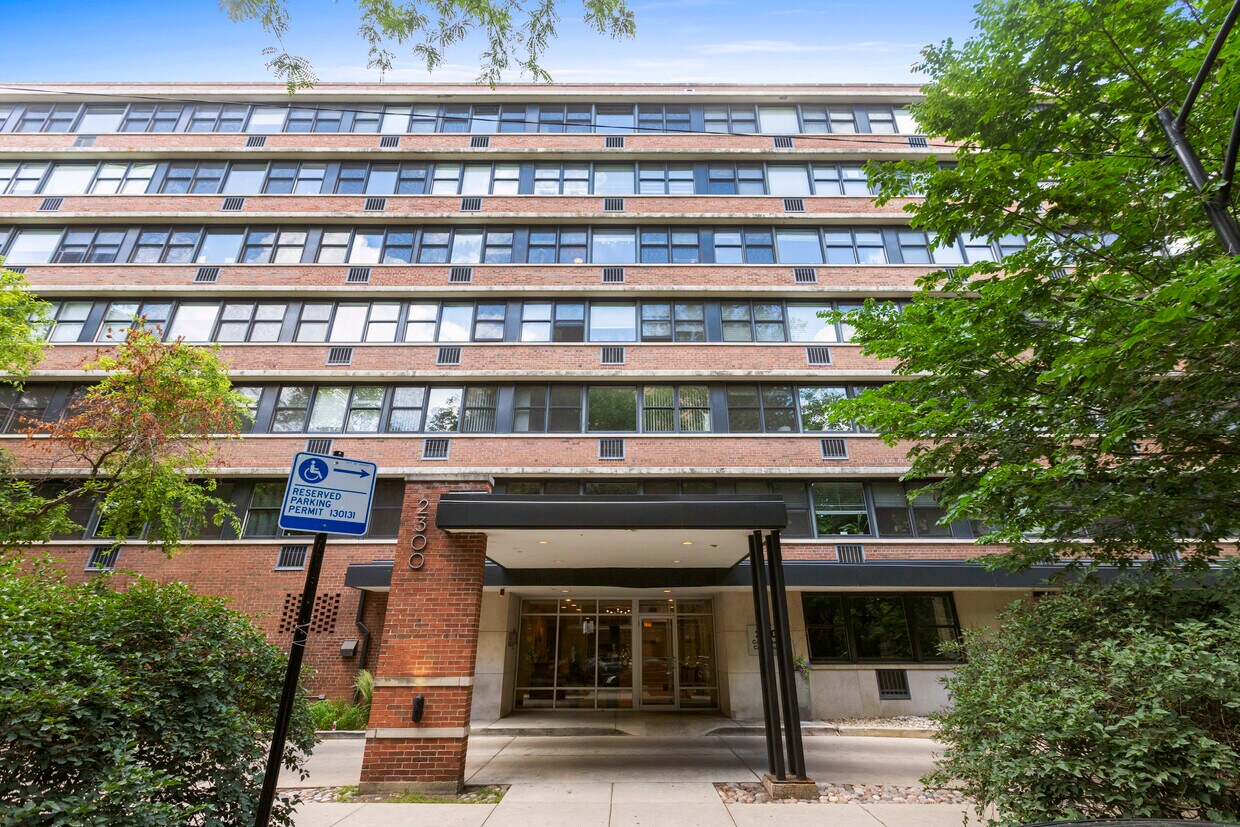 Foto principal - 2300 N Commonwealth Ave