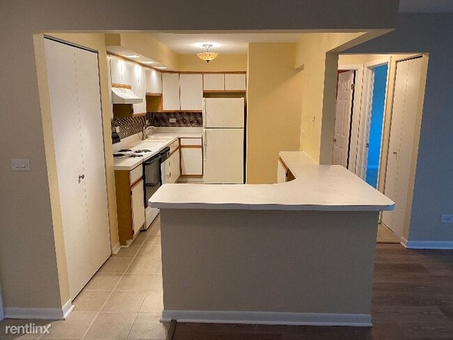 Building Photo - 1 br, 1 bath Condo - 2214 S Goebbert Rd