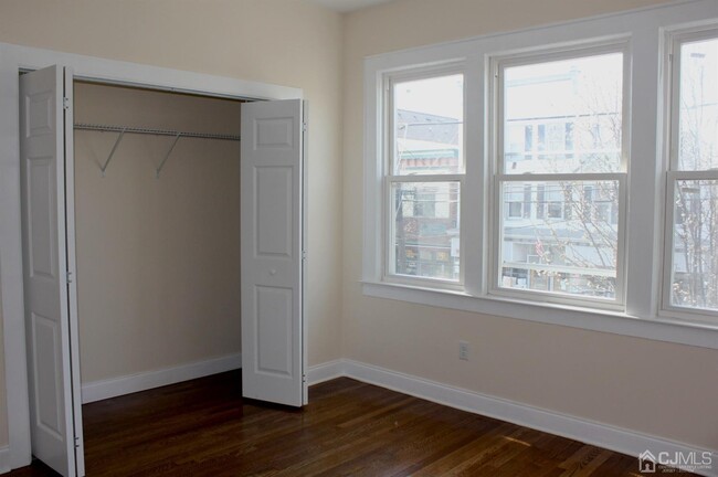 Building Photo - 115 N Broadway