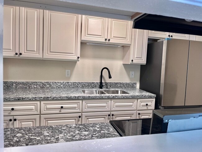 Building Photo - 705 Vouray Dr